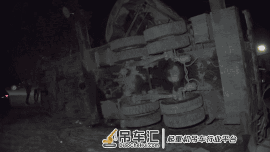 8吨重顶棚算成4吨 大吊车力小了发生侧翻