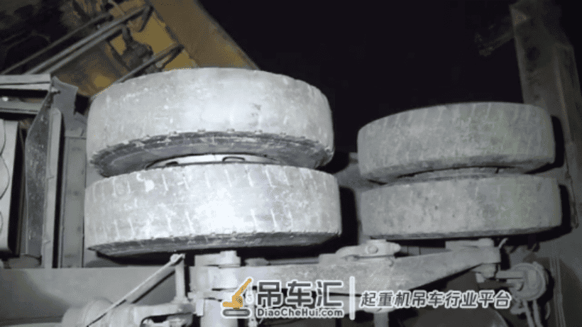 8吨重顶棚算成4吨 大吊车力小了发生侧翻
