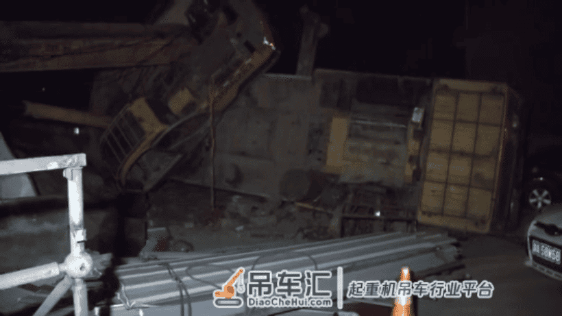 8吨重顶棚算成4吨 大吊车力小了发生侧翻