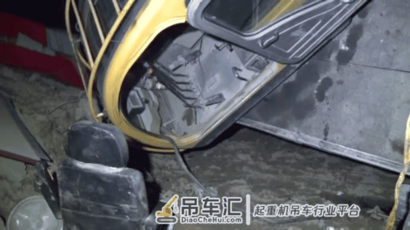 8吨重顶棚算成4吨 大吊车力小了发生侧翻