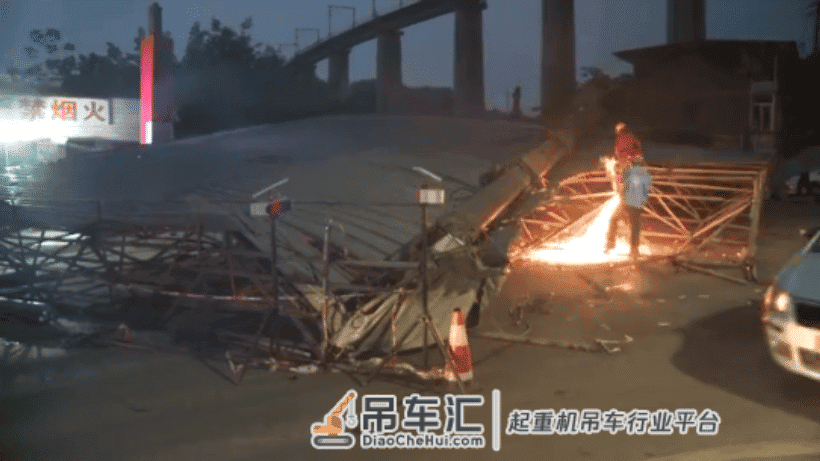 8吨重顶棚算成4吨 大吊车力小了发生侧翻