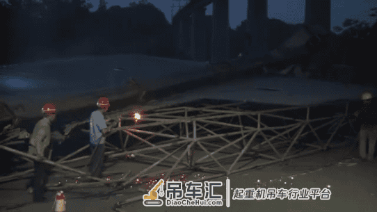 8吨重顶棚算成4吨 大吊车力小了发生侧翻
