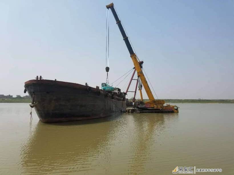 最牛130t！被水淹一半，吊完淡定乘浮吊离开……