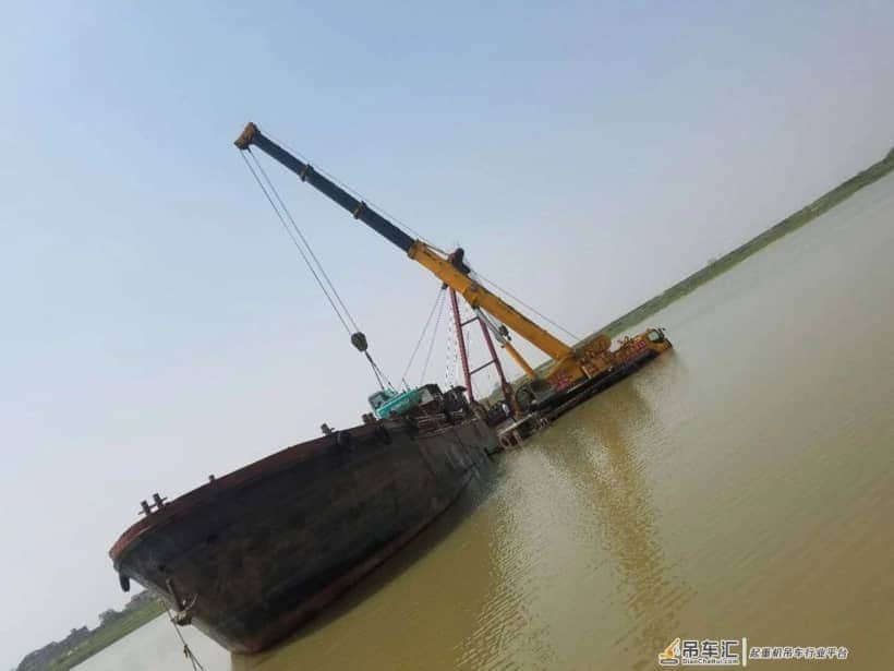 最牛130t！被水淹一半，吊完淡定乘浮吊离开……