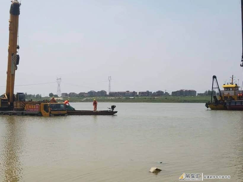最牛130t！被水淹一半，吊完淡定乘浮吊离开……