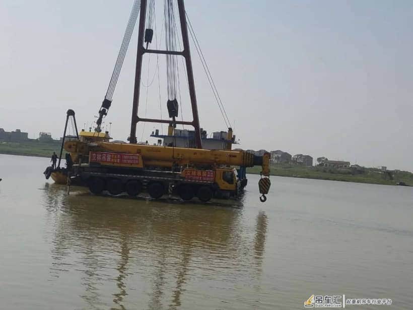 最牛130t！被水淹一半，吊完淡定乘浮吊离开……