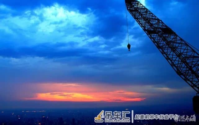 40年高空摄影!吊车司机登上上海最高点,竟拍到了这样一组照片...