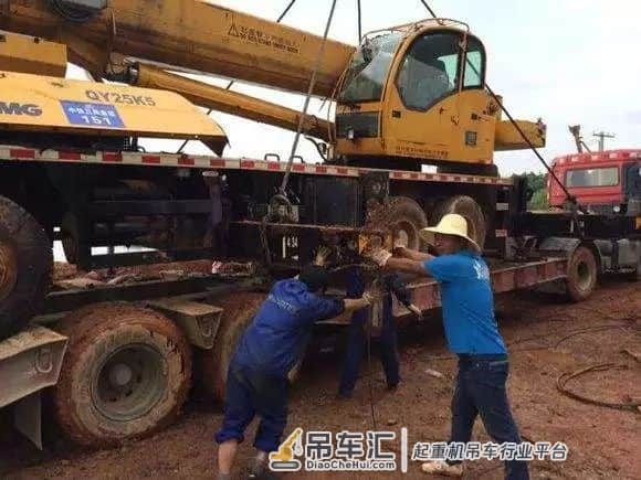司机吊石块失误压伤工人,保险公司该不该赔?
