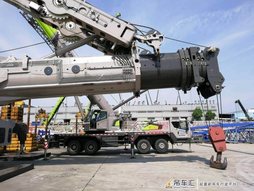中联重科800t吊车出厂前调试！酷灰色真帅气！