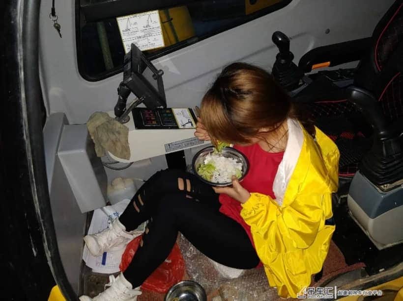 谁说女人不可以开吊车??