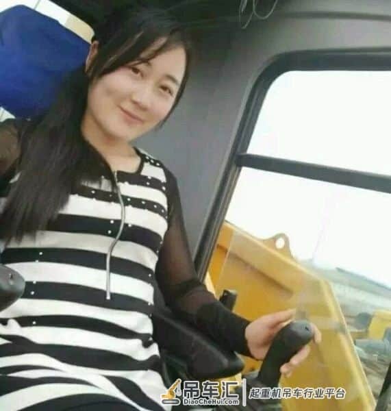 谁说女人不可以开吊车??