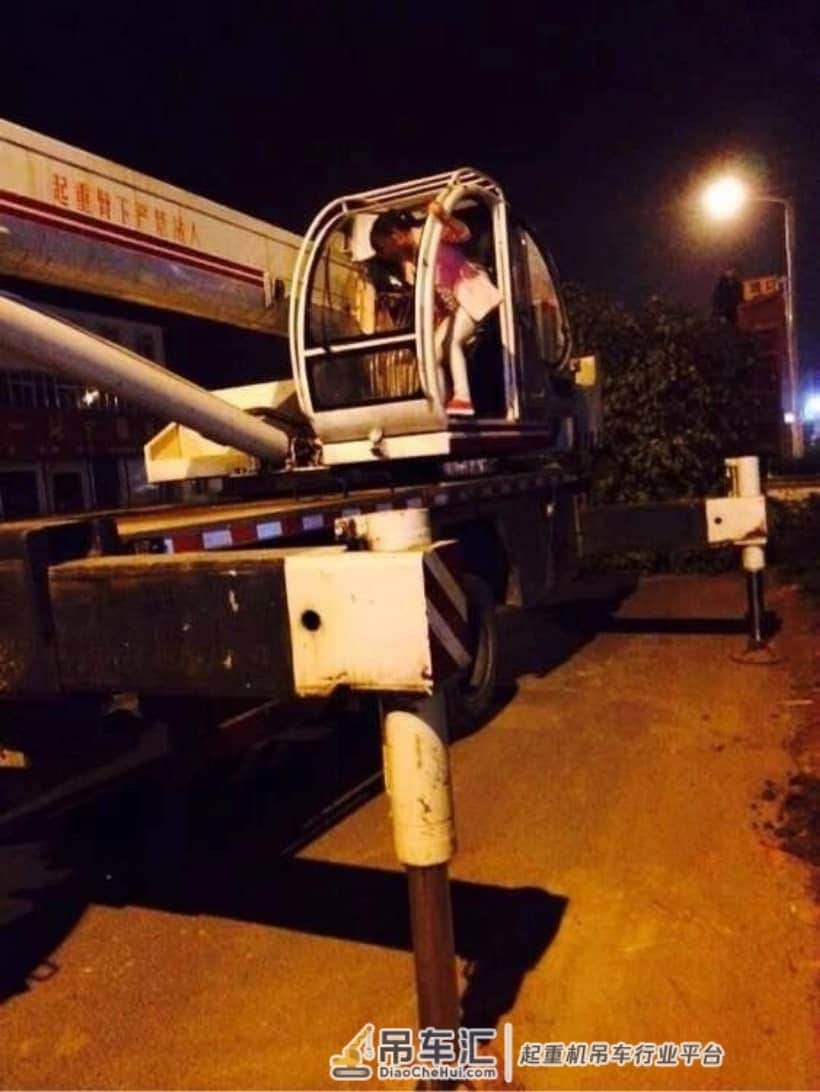 谁说女人不可以开吊车??