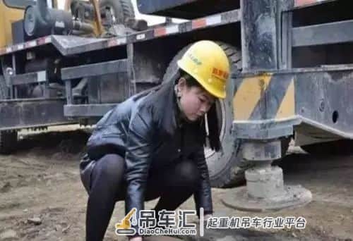 谁说女人不可以开吊车??