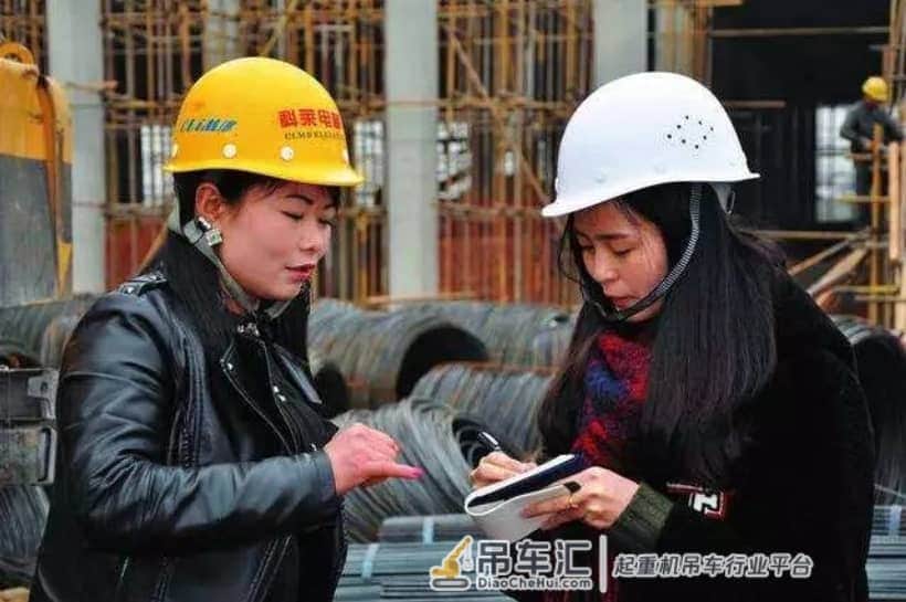 谁说女人不可以开吊车??