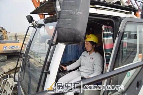 谁说女人不可以开吊车??