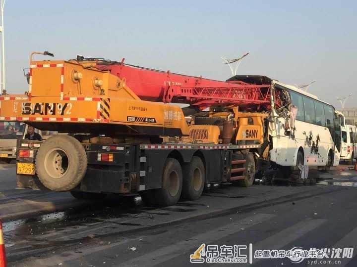 清晨吊车吊臂戳入大客，两人被困