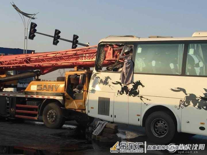清晨吊车吊臂戳入大客,两人被困
