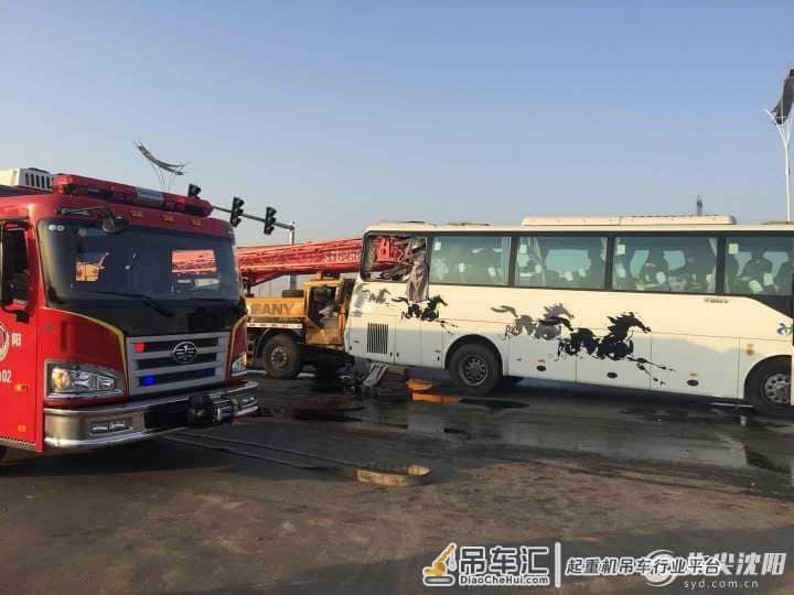 清晨吊车吊臂戳入大客,两人被困