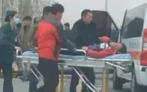 狂风中作业，小吊车侧翻，砸伤过往车辆