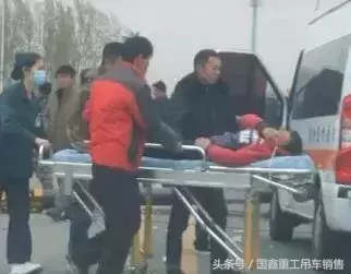 狂风中作业，小吊车侧翻，砸伤过往车辆