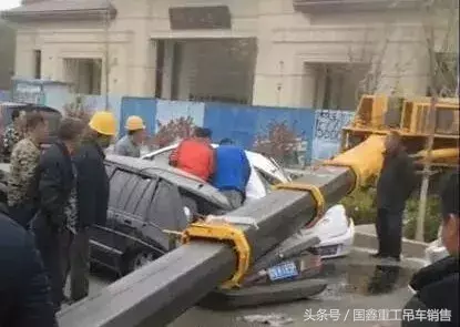 狂风中作业,小吊车侧翻,砸伤过往车辆