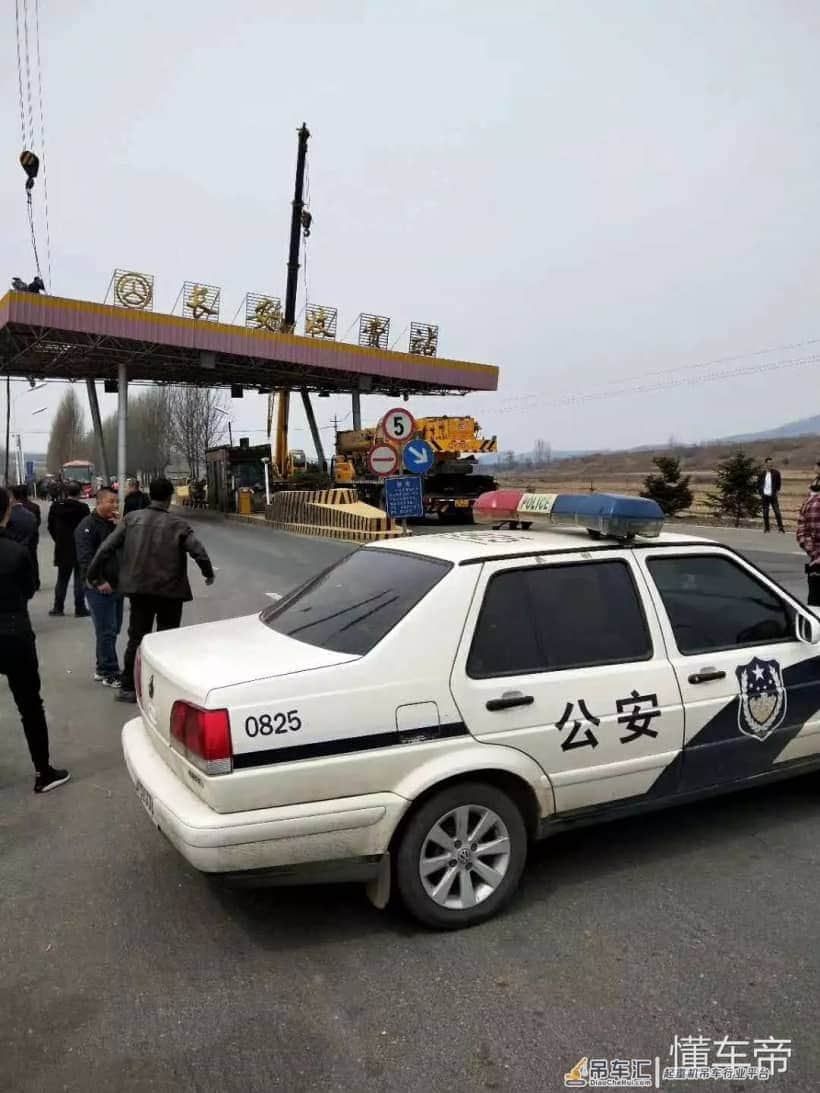 司机开车有点走神,直接把收费站干翻了...