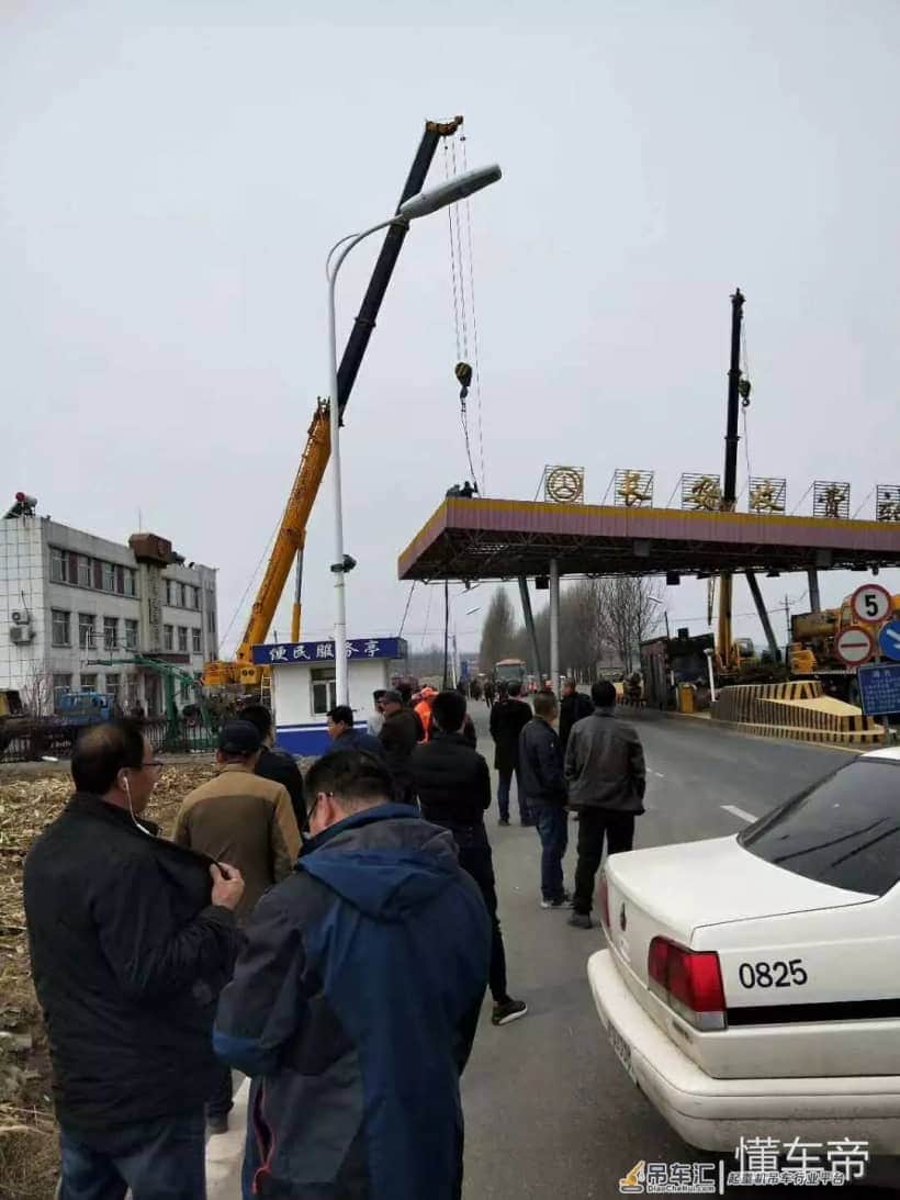 司机开车有点走神,直接把收费站干翻了...