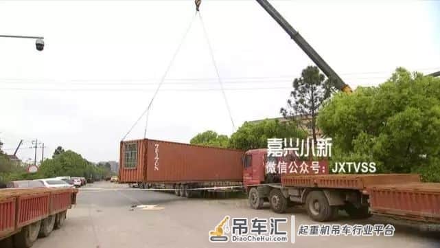 万伏高压线下吊装,绝缘手套也不管用!女子不幸触电...