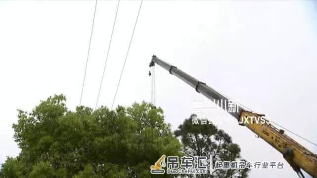万伏高压线下吊装,绝缘手套也不管用!女子不幸触电...
