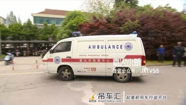 万伏高压线下吊装,绝缘手套也不管用!女子不幸触电...