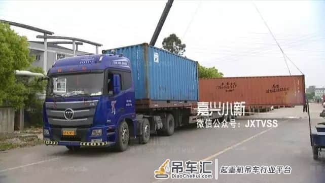 万伏高压线下吊装,绝缘手套也不管用!女子不幸触电...