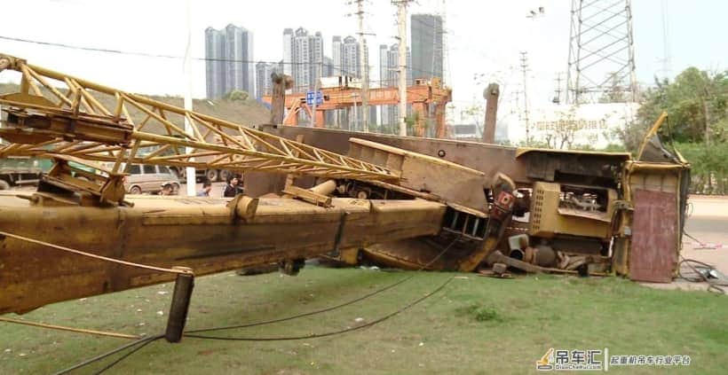 这样的地面,垫了枕木都不管用!车砸了谁赔?