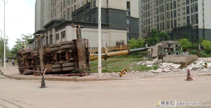 这样的地面,垫了枕木都不管用!车砸了谁赔?