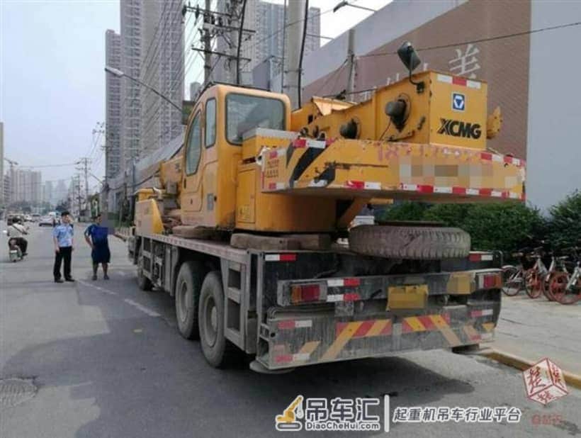 以为早高峰交警不会检查,小伙持“作业证”开吊车上路被拘