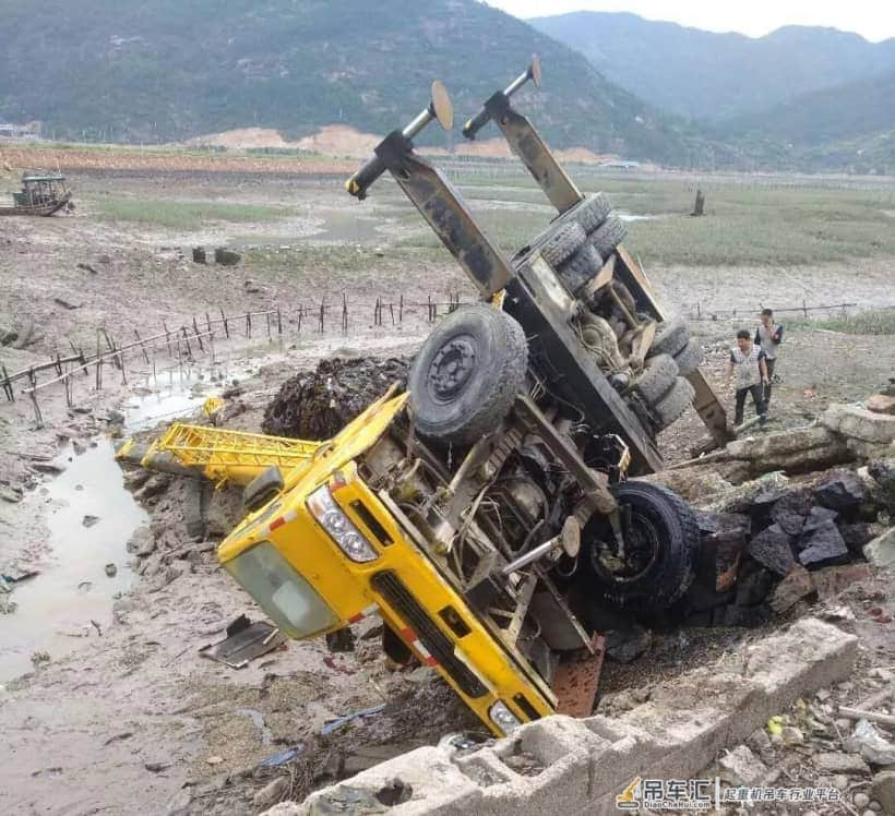 涨见识,吊车吊海带也能侧翻……