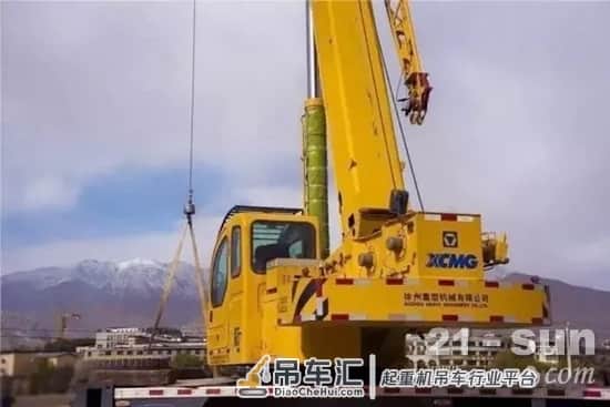 海拔4000米!20台徐工起重机点亮拉萨河