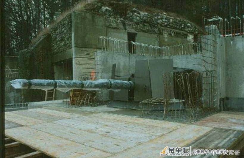 图说世界上唯一保存下来，自带吊车的的瑞士坦克
