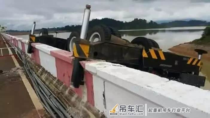 悬崖勒马！混凝土墙竟救了吊车一命……