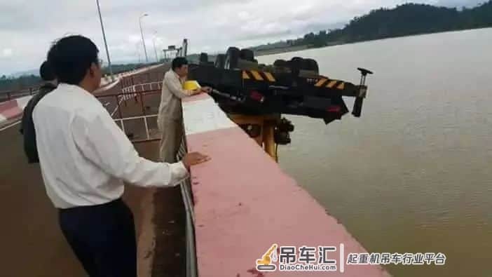 悬崖勒马！混凝土墙竟救了吊车一命……