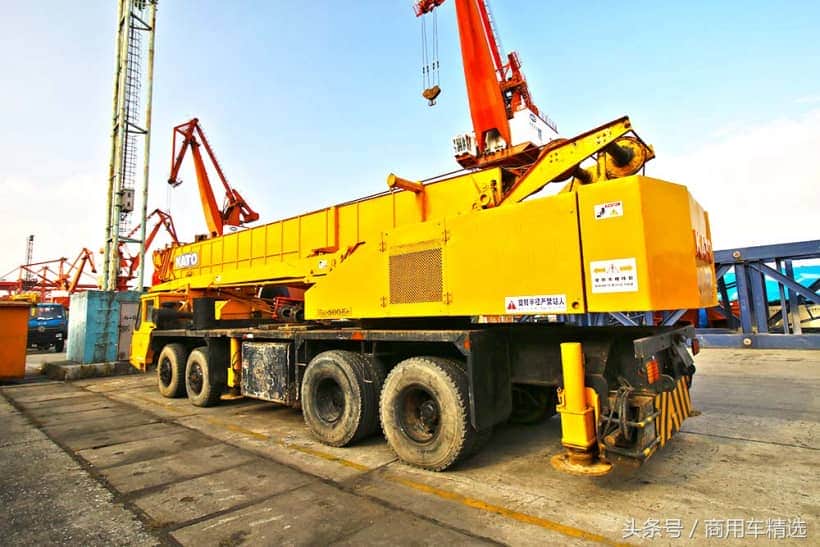 8，90年代国内建设重要车型 上海港口偶遇多款三菱底盘系列吊车