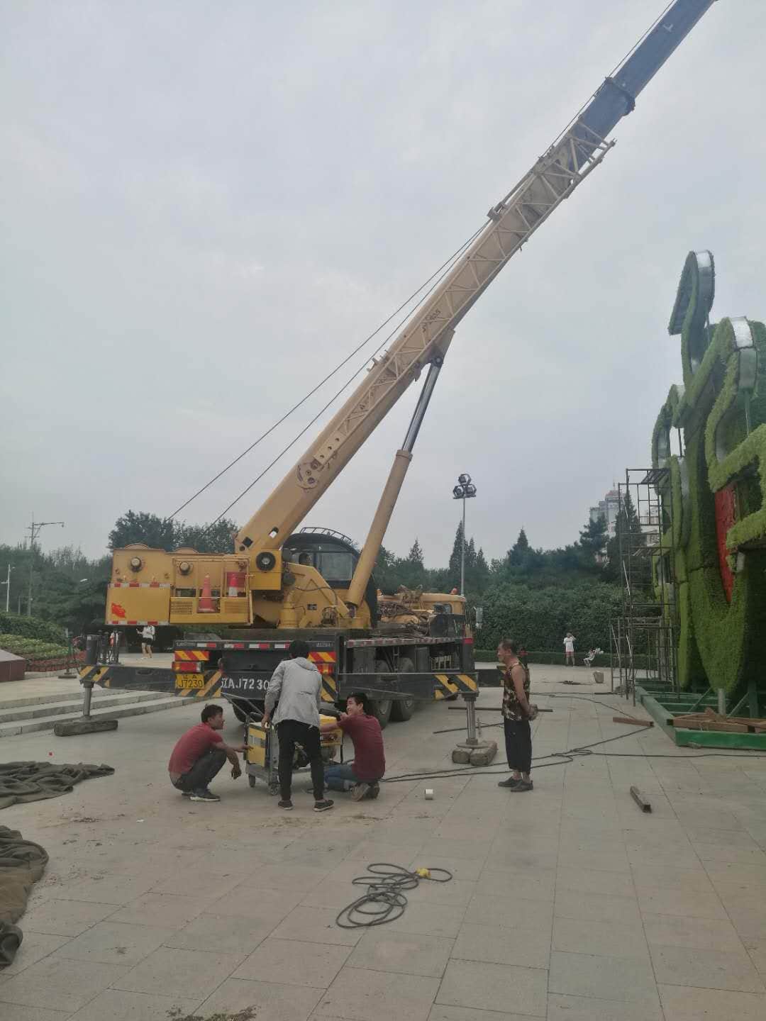 刚刚,一辆大吊车开进了沈阳和平广场