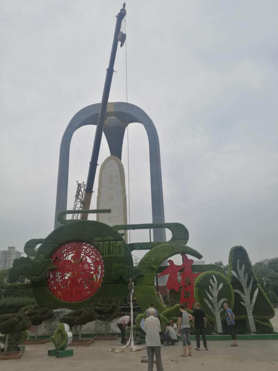 刚刚,一辆大吊车开进了沈阳和平广场
