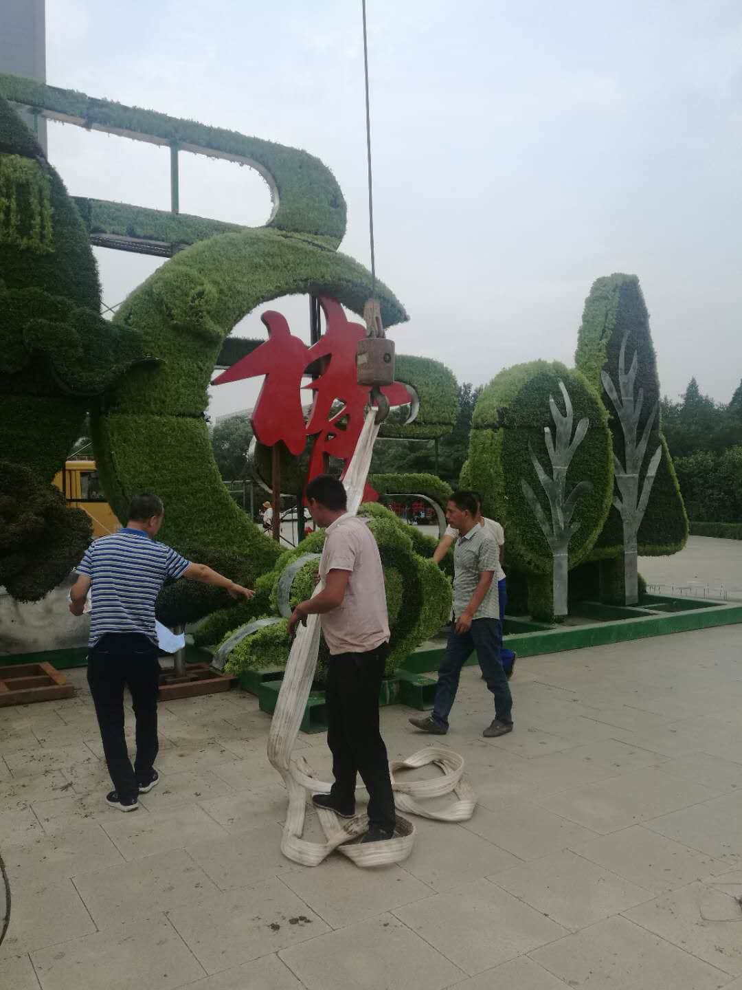 刚刚,一辆大吊车开进了沈阳和平广场