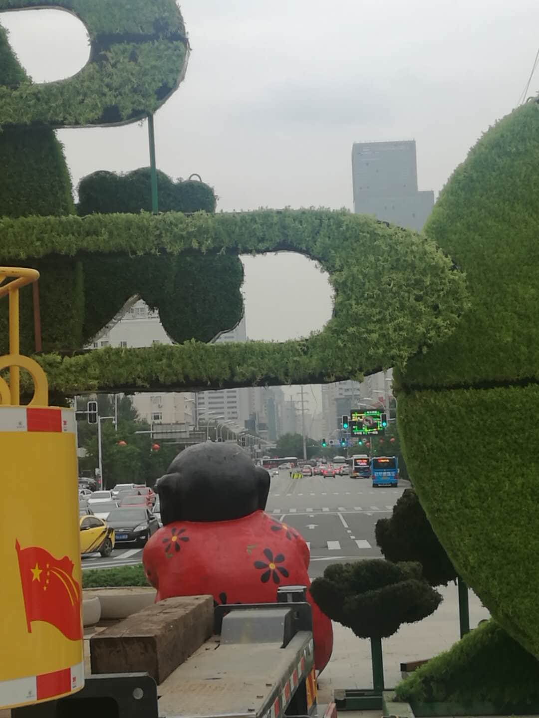 刚刚,一辆大吊车开进了沈阳和平广场