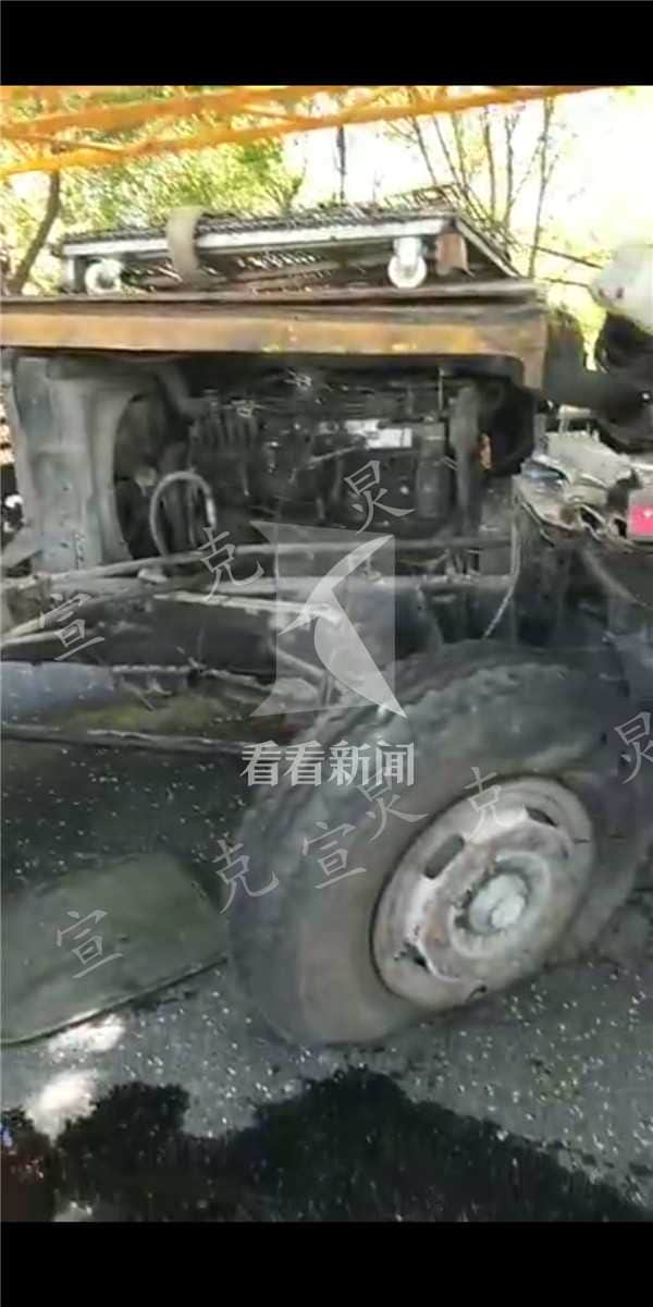 公交车撞汽吊车 两名司机受伤