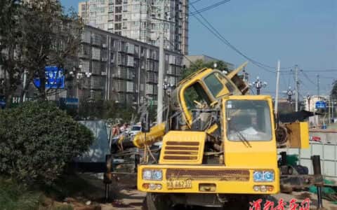 突发 渭南城区一吊车臂突然倒下 导致过路行人一死一伤
