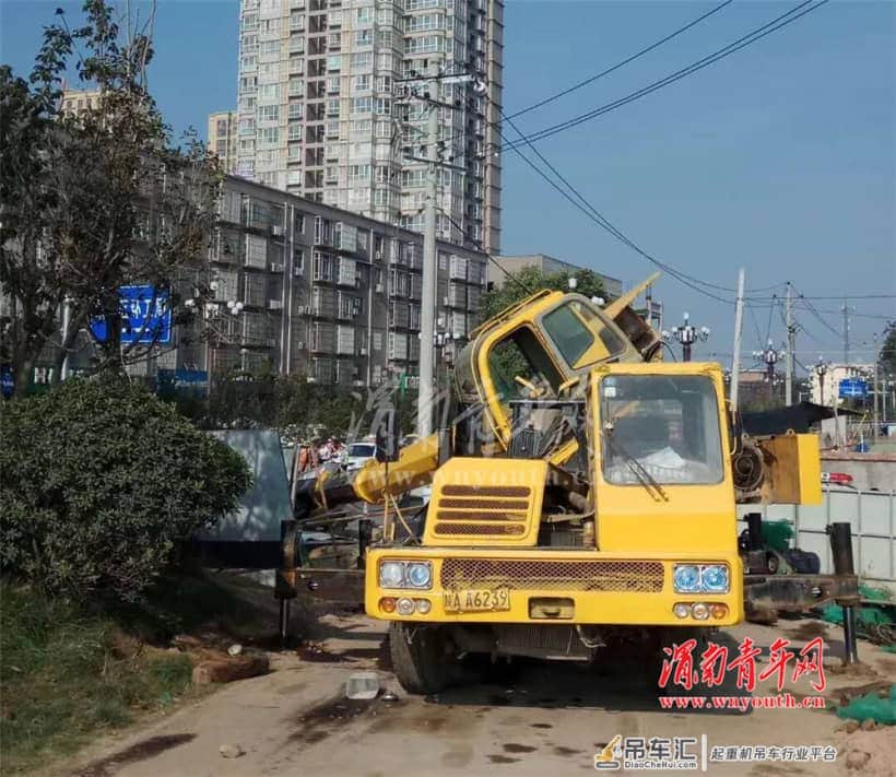 突发 渭南城区一吊车臂突然倒下 导致过路行人一死一伤