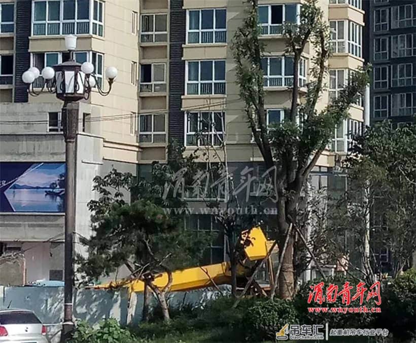 突发 渭南城区一吊车臂突然倒下 导致过路行人一死一伤