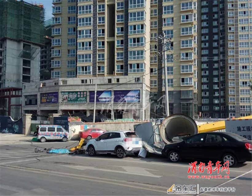突发 渭南城区一吊车臂突然倒下 导致过路行人一死一伤