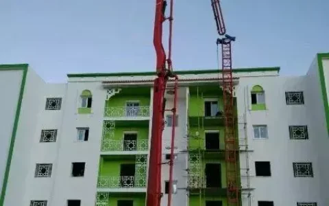 泵车和吊车，工地里的“真兄弟”？